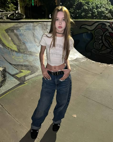 Skateboard Girl Outfits, Skate Girl Outfit, Skate Outfit, Skateboard Outfits, Paznokcie Hello Kitty, Egirl Style, Nyc Fits, Skate Girl, Skateboard Girl