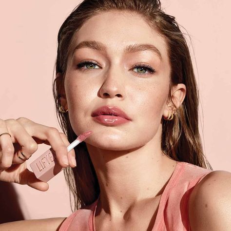 Gigi Hadid Maybelline, Gigi Hadid Beauty, Lifter Gloss, Metallic Eyeliner, Queen Energy, Natural Summer Makeup, Bella Gigi Hadid, Gigi Hadid Style, Gigi And Bella