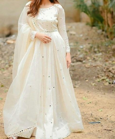 Simple Pakistani Dresses Party Wear, Nikkah Dress, Pakistani Fancy Dresses, Pakistani Dresses Casual, Pakistani Fashion Party Wear, Long Dress Design, Beautiful Pakistani Dresses, Off White Dresses, Pakistani Bridal Dresses