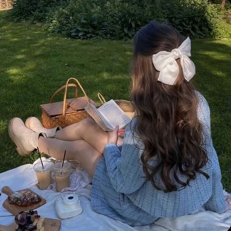 Picnic Poses Photo Ideas, Picnic Instagram Pictures, Piknik Aesthetic, Picnic Photo Shoot, Picnic Pictures, Picnic Photography, Picnic Inspiration, Pose Fotografi, Princess Aesthetic