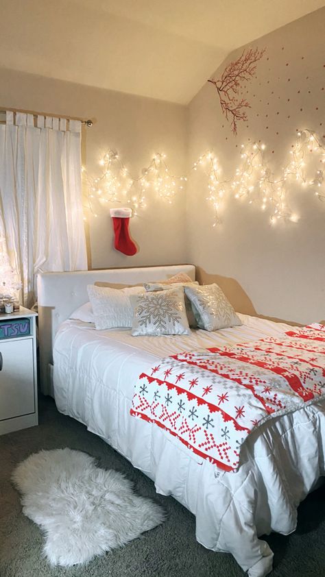 Preppy Room Christmas, Cute Christmas Rooms, Preppy Christmas Rooms, Christmas Rooms Bedrooms, Christmas Decor Ideas Bedroom Aesthetic, Simple Christmas Decor Bedroom, Preppy Christmas Room Ideas, Christmas Decor In Bedroom, Cozy Christmas Aesthetic Bedroom