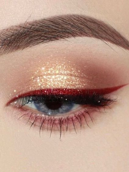 Christmas Eve Eye Makeup, Eyeshadow Looks For Christmas, Soft Christmas Makeup Looks, Christmas Simple Makeup Ideas, Christmas Inspired Eye Makeup, Red Makeup Looks Christmas, Christmas Makeup Inspiration, Christmas Makeup For Brown Eyes, Christmas Work Makeup