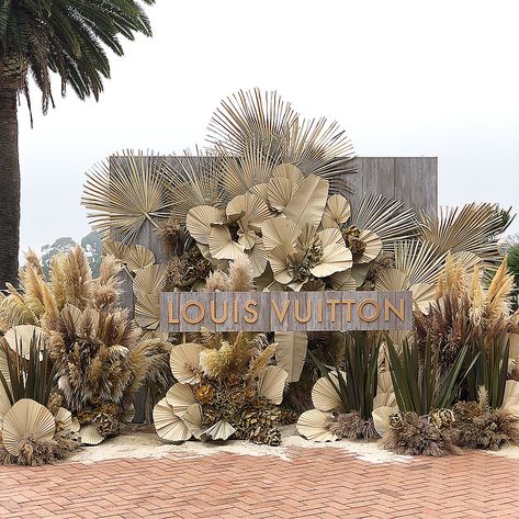 The Petal Workshop // Matty в Instagram: «By the Sea🐡👌🏻. Having the opportunity to Petal this story and transform this event into an experience was mind blowing. Thank you…» Dried Palm Backdrop, Backdrop Event, Flower Installation, Event Backdrop, Backdrop Design, Event Inspiration, Deco Floral, Arte Floral, Wedding Deco