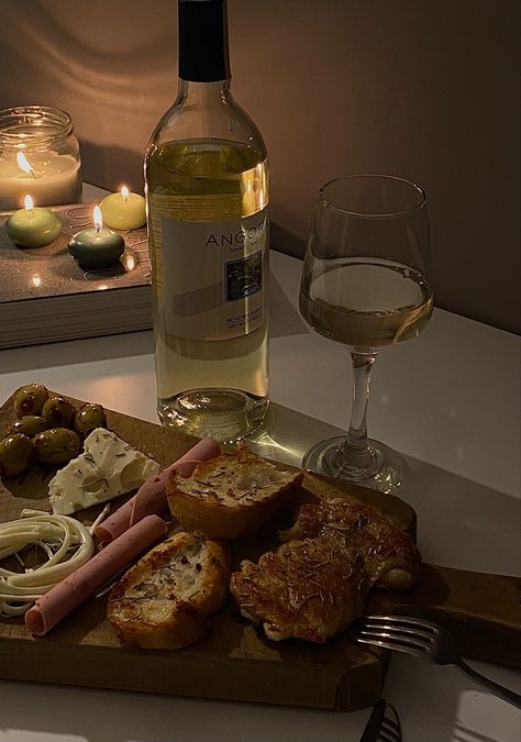 Essen, Cooking Dinner Aesthetic, Night At Home Aesthetic, Date Night Table, Romantic Cooking, Cocktail Dinner Party, Romantic Food, Aesthetic Dinner, Dinner Aesthetic