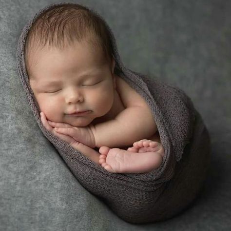 Boy Newborn Pictures, Newborn Photos Boy, Foto Newborn, Newborn Photography Boy, Newborn Photography Poses, Newborn Baby Photoshoot, Baby Sleep Problems, Newborn Baby Photos, Baby Boy Photos