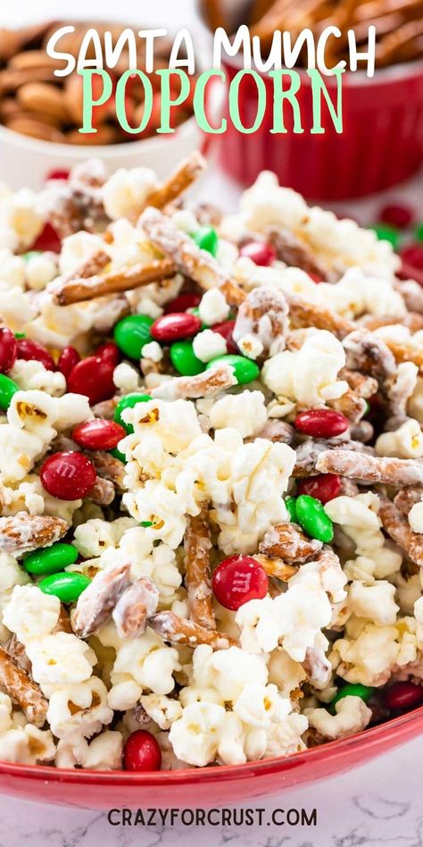 Santa Munch Popcorn Snack Mix Christmas Popcorn Recipes, Chocolate Popcorn Recipe, White Chocolate Popcorn Recipe, Popcorn Recipes Chocolate, Easy Food Gifts, Christmas Snack Mix, Holiday Popcorn, Marshmallow Popcorn, White Chocolate Popcorn