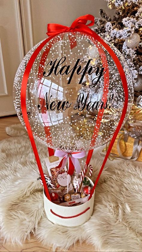 Bobo Balloon Ideas Christmas, Balloon Birthday Gift Ideas, Balloon Bouquet Christmas, Christmas Balloon Gift Ideas, Christmas Bobo Balloons, Bubble Balloons Ideas, Bobo Baloon Ideas, Balloon Gift Box Ideas, Christmas Balloon Bouquets