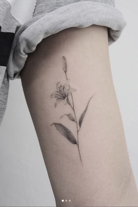 Lily Bouquet Tattoo, Glaze Lily, Small Floral Tattoo, Small Lily Tattoo, Floral Tattoo Ideas, Tattoo Lily, Lillies Tattoo, Glyph Tattoo, Lily Flower Tattoos