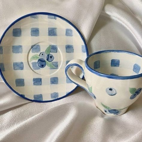 Pottery Painting Ideas Cottagecore, Pottery Painting Instagram Story, Color Me Mine Ideas Aesthetic, Aesthetic Pottery Painting Ideas, Ceramic Cafe Ideas, Pottery Painting Designs Mugs, Mug Painting Ideas Aesthetic, Deco Fruit, Ceramic Cafe