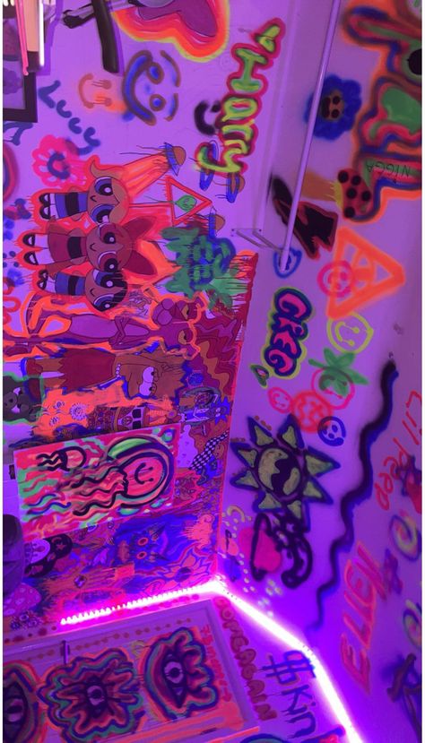 Croquis, Neon Graffiti Room, Simple Spray Paint Graffiti, Spray Painted Walls Bedrooms, Cool Spray Paint Ideas, Spray Paint Art On Wall, Neon Wall Art Paint, Spray Paint Room Ideas, Spray Painted Bedroom Wall