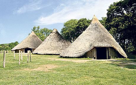 Iron Age Fort at Castell Henllys, Wales Celtic Roundhouse, Celtic History, Shed Tiny Home, Wales Beach, Fairytale House, Eco Buildings, Ancient Houses, Pembrokeshire Coast, Kit Ideas