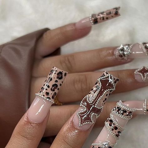 Maria on Instagram: "Chrome hearts cheetah 🐆 
•
•
•
•
#nails #nailsnailsnails #nailsofinstagram #nailsart #nailstagram #nailsmagazine #nailsonfleek #cheetahprint #cheetahnails #chromehearts #chromeheartsnails #brownnails #fallnails #fallset #fall2024 #chicago #explore" Fall Nail Sets Acrylic, Bb Belt Nails, New York Nails Designs, Cheetah French Tip Nails, Chola Nails, Cheetah Acrylic Nails, Chrome Hearts Nails, Chrome Heart Nails, Nail Tech Nails