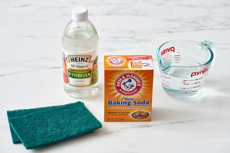 Add about a half cup of baking soda to the drum of the washing machine and then add distilled white vinegar to the fabric softener dispenser. This specificity is important Clean Burnt Pots, Fabric Softener Dispenser, At Home Science Experiments, Baking Soda Vinegar, Pantry Essentials, Vinegar Cleaning, White Sheets, Distilled White Vinegar, White Vinegar