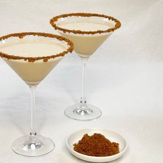 Biscoff Baileys martini Baileys Martini, Boiled Fruit Cake, Lotus Biscuits, Biscoff Recipes, Speculoos Cookies, Creamy Cocktails, Biscoff Biscuits, Bread Sticks Recipe, Liquor Recipes