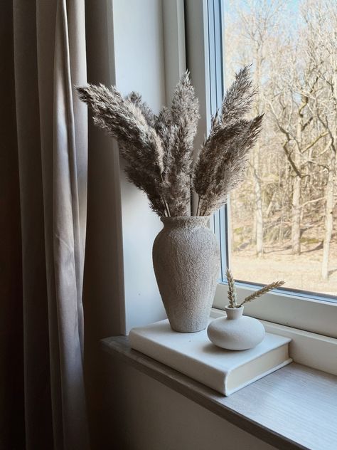 Windowsill Ideas Living Room, Windows Sill Ideas, How To Style Window Sills, Long Window Sill Decor, Bedroom Window Sill Decor Ideas, Window Seal Ideas Decor Bedroom, Window Sill Ideas Decoration Living Room, Living Room Windowsill Decor, Styling Windowsill