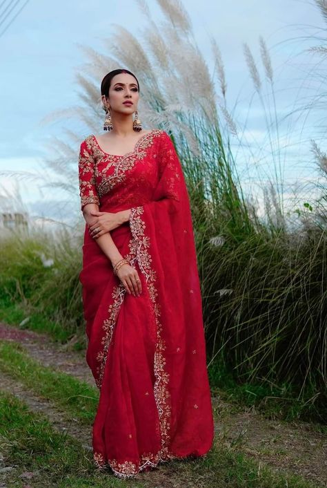 Aishwarya In Saree, Red Reception Saree, Red Saree Reception Look, Reception Dress Bride Indian Saree, Red Saree For Farewell, Red Saree Bridal Look, Red Saree Bridal, Red Designer Saree, Saree Gorgeous