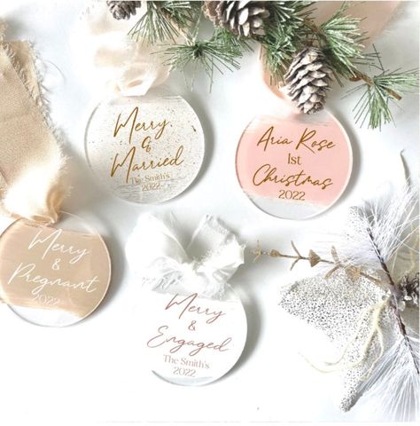 Frosted Ornament Ideas, Custom Acrylic Christmas Ornaments, Customized Christmas Ornaments, Personalized Acrylic Ornaments, Acrylic Painted Ornaments, Ornament Design Ideas, Painted Acrylic Ornaments, Christmas Ornament Sayings, Acrylic Ornament Ideas