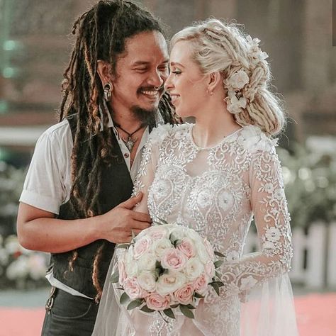 Congratulations to @courtney.aquarius & @delluuyee ❤️ The prettiest #Wonderlocks couple! Wish them the best. #Regram via @www.instagram.com/p/BpwQkCClhgd/ Hike Wedding, Dreadlock Wedding Hairstyles, Half Dreaded Hair, Dreadlock Inspiration, Dread Inspiration, Bohemian Backyard Wedding, White Dreads, Natural Hair Bride, Beautiful Dreadlocks