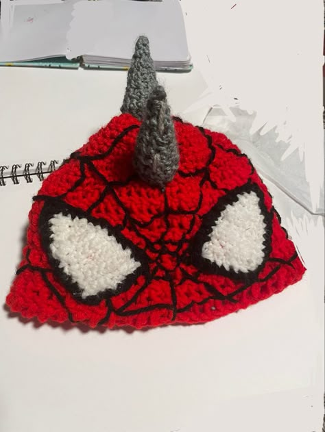 Spider Punk Crochet Beanie, Spiderman Hat Crochet, Spiderverse Crochet, Crochet Spiderman Hat, Crochet Doll Pattern Free, Crochet Deadpool, Crochet Chibi, Chibi Deadpool, Crochet Blanket Pattern Free