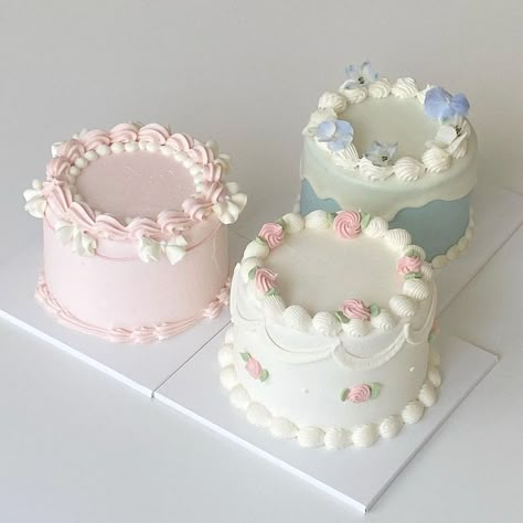 Heart Cake Designs, Vintage Cake Decorating, Vintage Heart Cake, Bolo Vintage, Vintage Birthday Cakes, Girly Cakes, Vintage Cakes, Simple Cake Designs, Mini Cakes Birthday