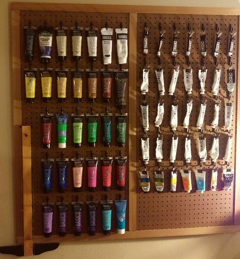 Pegboard and clips...no more paint spread all over the workplace. Hanging Paint Tubes, Pegboard Paint Storage, Paint Supplies Organization, Paint Tube Organization, Paint Organizer, Art Classroom Organization, Artist Storage, Art Studio Storage, Craft Storage Solutions