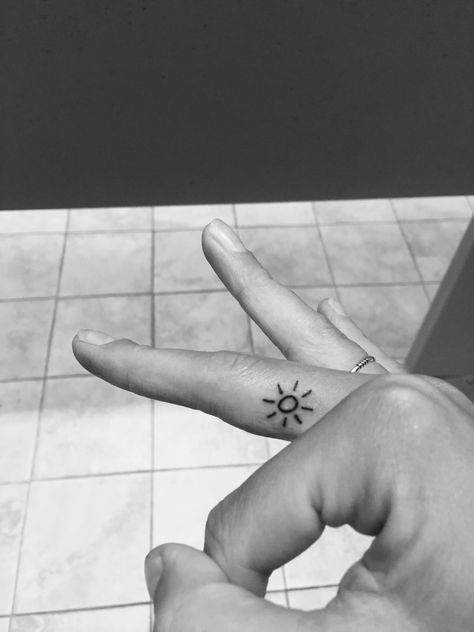 small finger tattoo of sun Small Symbols, Tattoo Sonne, Tattoo Unique, Sun Tattoo Designs, Small Finger Tattoos, Shape Tattoo, Summer Tattoo, Sun Tattoos, Small Wrist Tattoos