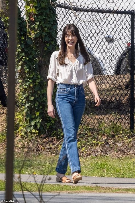 Anne Hathaway dons summery white top and fitted jeans on set Anne Hathaway Casual Outfits, Anne Hathaway Style Outfits, Anne Hathaway Style 2024, Anne Hathaway The Idea Of You Outfits, Ann Hathaway Outfit, The Idea Of You Anne Hathaway, Anne Hathaway The Idea Of You, Anne Hathaway Aesthetic, Anne Hathaway Fashion