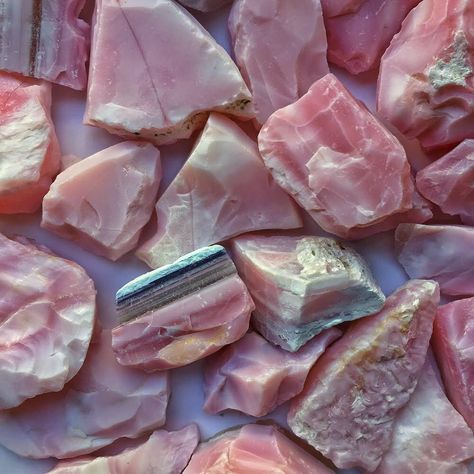 Aura Healing, Biodegradable Confetti, Crystal Room, Crystal Vibes, Healing Magic, Petal Confetti, Crystal Aesthetic, Spiritual Crystals, Pretty Rocks