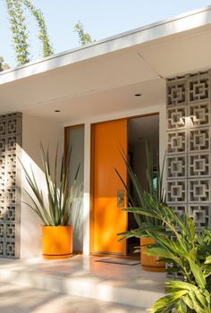 Mid Century Modern Front Porch, Midcentury Modern Front Door, Modern Front Porch Decor, Mid Century Modern Front Door, Mid Century Modern Door, Modern Front Porches, Modern Front Porch, Front Porch Planters, Mid Century Modern Exterior