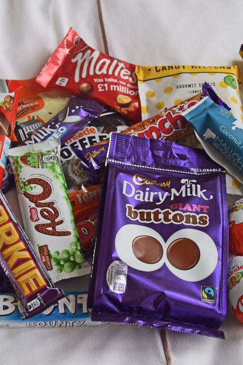 They left out "Galaxy Bar", but then again you could always purchase it from Tea and Sympathy -juliette.  14 British Sweets That Will Have You Hopping a Plane Across the Pond Chocolate Snacks Aesthetic, British Sweets Candies, Sweet Foods Aesthetic, British Snacks England, Friendship Dates, Tea And Sympathy, Sweet Tarts Candy, Sinners Anonymous, British Snacks