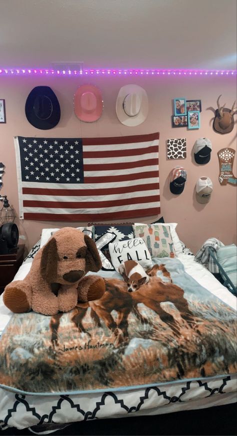 Preppy Western Bedroom Ideas, Room Ideas With Flags, Flag In Room Bedrooms, American Flag In Bedroom, Cute Country Bedrooms, Cute Country Bedroom Ideas, Modern Western Room Ideas, Western Preppy Room, American Flag Room Decor