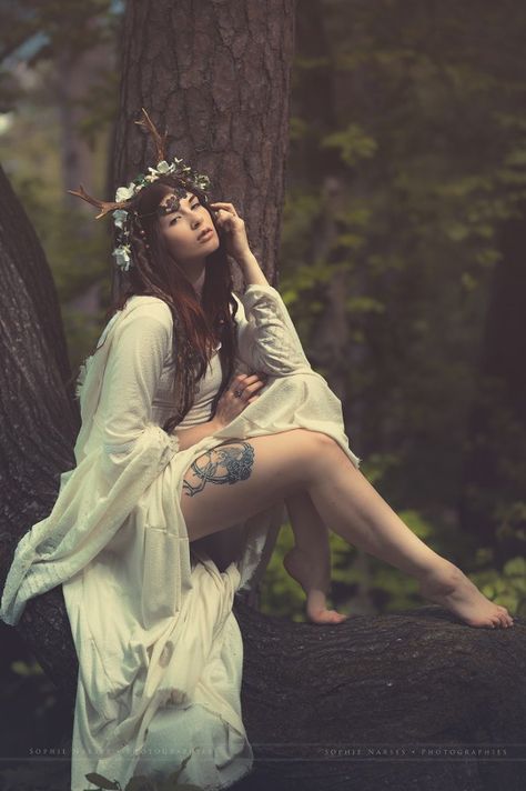 - Album on Imgur Goddess Photoshoot Poses, Dark Fairy Photoshoot, Enchanted Forest Photoshoot, Fairy Photoshoot Ideas, 25 Photoshoot, Goddess Photography, Tree Goddess, Mode Poses, Fairytale Photoshoot