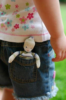 steiner inspired pocket doll tutorial - uses old socks instead of traditional Waldorf materials Waldorf Handwork, Odd Socks, Pocket Doll, Waldorf Crafts, Sock Doll, Sock Dolls, Sock Toys, Homemade Dolls, Sock Crafts