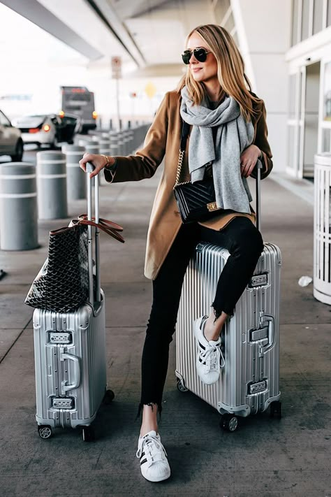 Blonde Woman Airport Travel Style Rimowa Luggage Goyard Tote Camel coat, grey scarf (Fashion Jackson) Travel Style Airport, Cute Airport Outfit, Best Travel Clothes, Airport Travel Outfits, Cute Travel Outfits, Comfy Travel Outfit, Fashion Travel Outfit, Comfy Fall Outfits, Comfy Travel