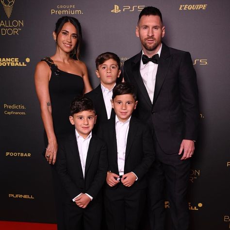 Football Family Pictures, Antonella Messi, Lionel Messi Family, Antonella Roccuzzo, Men's Soccer Teams, Leonel Messi, Autumn Family Photos, Messi Argentina, Football Is Life