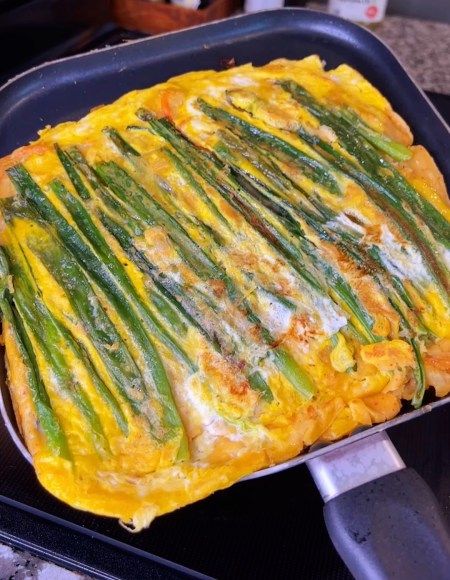 Korean Green Onion Pancake Korean Green Onion, Pajeon Recipe, Asian Pancakes, Spring Onion Recipes, Korean Egg, Green Onion Pancake, Onion Pancake, Instagram Korean, Korean Recipes