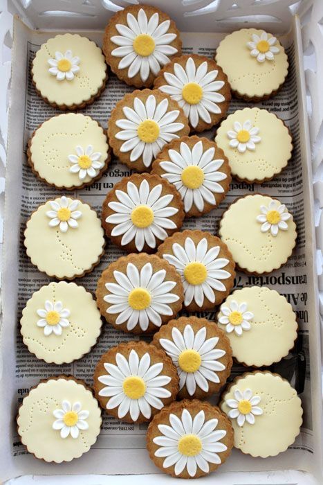 White And Yellow Wedding, Fondant Biscuits, بيتي فور, Dessert Table Wedding, Daisy Cupcakes, Shower Dessert Table, Baby Shower Dessert, Bridal Proposal, Baby Shower Dessert Table