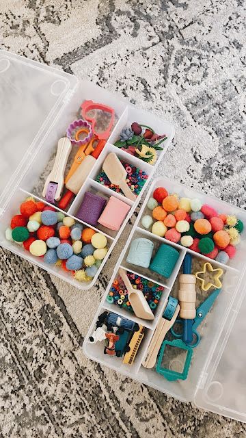 Domestic Fashionista: Playdoh Sensory Bin Kit DIY Diy Sensory Bin Gift, Sensory Bin Kits, Playdough Sensory Bin, Playdoh Sensory Kits Diy, Diy Sensory Kit, Diy Playdough Kit, Play Dough Storage, Dollar Tree Sensory Bin, Diy Sensory Bin