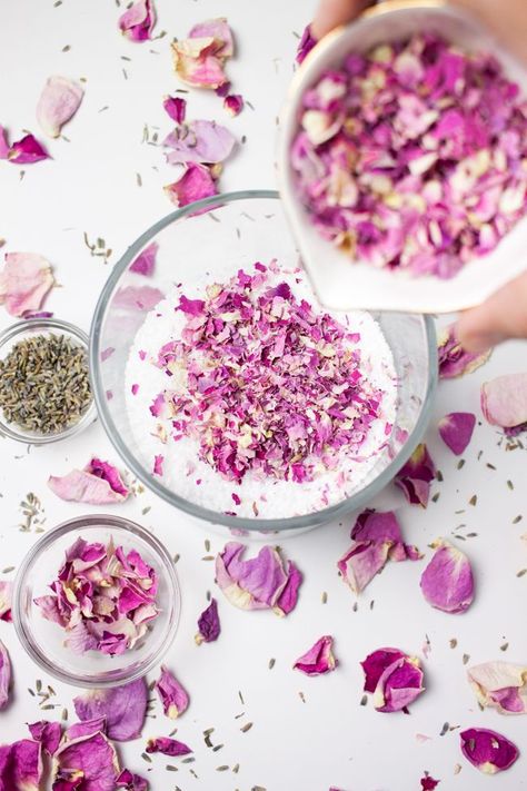 ... DIY bath salt ornaments with dried rose petals and lavender ... Diy Rose Petals, Bath Soak Diy, Salt Ornaments, Bath Salts Diy Recipes, Diy Bath Soak, Diy Bath Salt, Bath Salts Diy, Diy Rose, Natural Hair Regimen