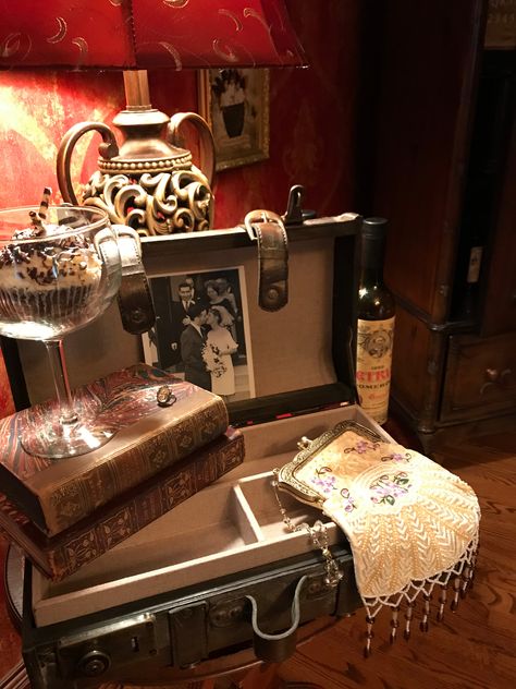 How to Decorate for a Murder Mystery Party on a Budget Steampunk Library, Nye Theme, Plain Room, Victorian Library, Party On A Budget, Mystery Dinner Party, Dinner Party Games, Halloween Mystery, Mystery Dinner