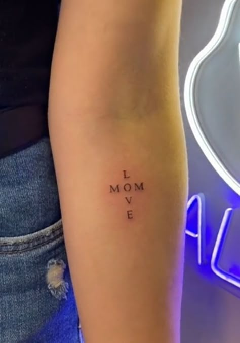 Tatoos Woman Minimal, Tato Mom, Tattoo For Mom Meaningful, I Love Mom Tattoo, Love Mom Tattoo, Name Tattoos For Moms, Tattoos For Moms, Cute Simple Tattoos, Tiny Wrist Tattoos