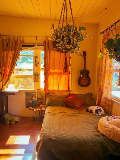 Sun Themed Bedroom Aesthetic, Panel Bedroom Ideas, Urban Outfitters Bedroom Bedding, Window Bedroom Ideas, Home Interior Design Ideas Modern, 70s Room Aesthetic, Indie Room Wall, 70s Inspired Bedroom, Indie Room Aesthetic