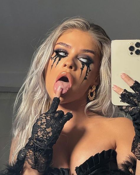 Jade Lauren on Instagram: "𝕱𝖆𝖑𝖑𝖊𝖓 𝖆𝖓𝖌𝖊𝖑 🖤⛓ Even the devil was once an Angel🥀 Lucifer, hit me up, this is my true form😈 jk if you’re reading this Owen🥴😂 Makeup inspired by the talented @char_barker 🖤 BROWS @benefitcosmeticsuk clear brow gel @nyxcosmetics_uk micro brow pencil EYES @maccosmetics dark tan @bperfectcosmetics X @staceymariemua XL pro carnival palette @inglotuk 77 gel liner @lolaslashesofficial in style ‘GRWM’ FACE @narsissist longwear foundation @narsissist radiant cr Dark Angel Makeup, Dark Angel Halloween Costume, Angel Halloween Makeup, Devil Makeup Halloween, Angel And Devil Costume, Badass Halloween Costumes, Micro Brow Pencil, Devil Makeup, Halloweenský Makeup