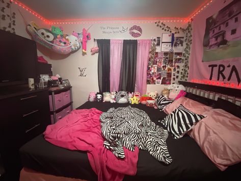 2010s Bedroom Aesthetic, Y2k Rooms 2000s, Room Ideas Mcbling, Y2k Bedsheets, Mcbling Bedrooms, Y2k Room Inspiration, Trashy Room, 2000s Teen Bedroom, 2013 Bedroom