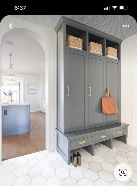 Small Mudroom Ideas Entryway, Mudroom Shoe Storage, Mudroom Storage Ideas, Entry Way Lockers, Mudroom Hooks, Closet Mudroom, Mudroom Laundry Room Ideas, Small Mudroom, Small Mudroom Ideas