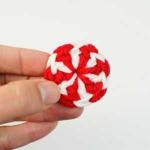 Peppermint Candy Applique free crochet pattern - Free Crochet Christmas Applique Patterns - The Lavender Chair Candy Crochet Pattern, Crochet Peppermint, Christmas Appliques, Christmas Applique Patterns, Small Patterns, Peppermint Candies, Crochet Holiday, Christmas Crochet Patterns Free, Crochet Garland