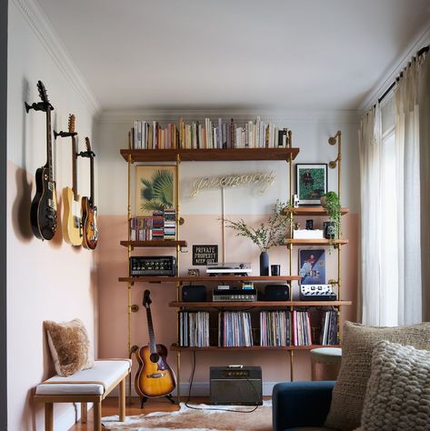 Nyc Apartment Decorating, Living Room New York, Home Music Rooms, Music Corner, Guitar Room, Music Room Decor, Piano Room, Apartment Projects, Eclectic Living Room