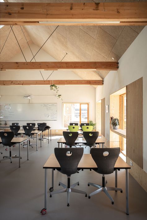 High Ceiling Classroom, Classroom Lights Ceilings, Modern Brick Interior, Acoustics Design, Perfect Classroom, Henning Larsen, Brick Interior, Base Building, Office Fit Out