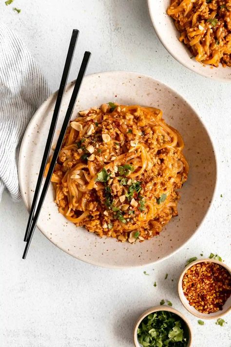 Spicy Peanut Chicken Noodles - Eat With Clarity Peanut Chicken Noodles, Spicy Peanut Chicken, Peanut Butter Noodles Recipe, Spicy Asian Noodles, Spicy Chicken Noodles, Spicy Peanut Noodles, Peanut Butter Chicken, Thai Peanut Chicken, Noodles Recipes