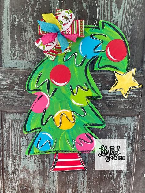 Alabama Door Hanger, Christmas Tree Door Hanger, Tree Door Hanger, Christmas Tree Door, Tree Door, Halloween Wood Crafts, Door Hanger Template, Diy Shades, Winter Door